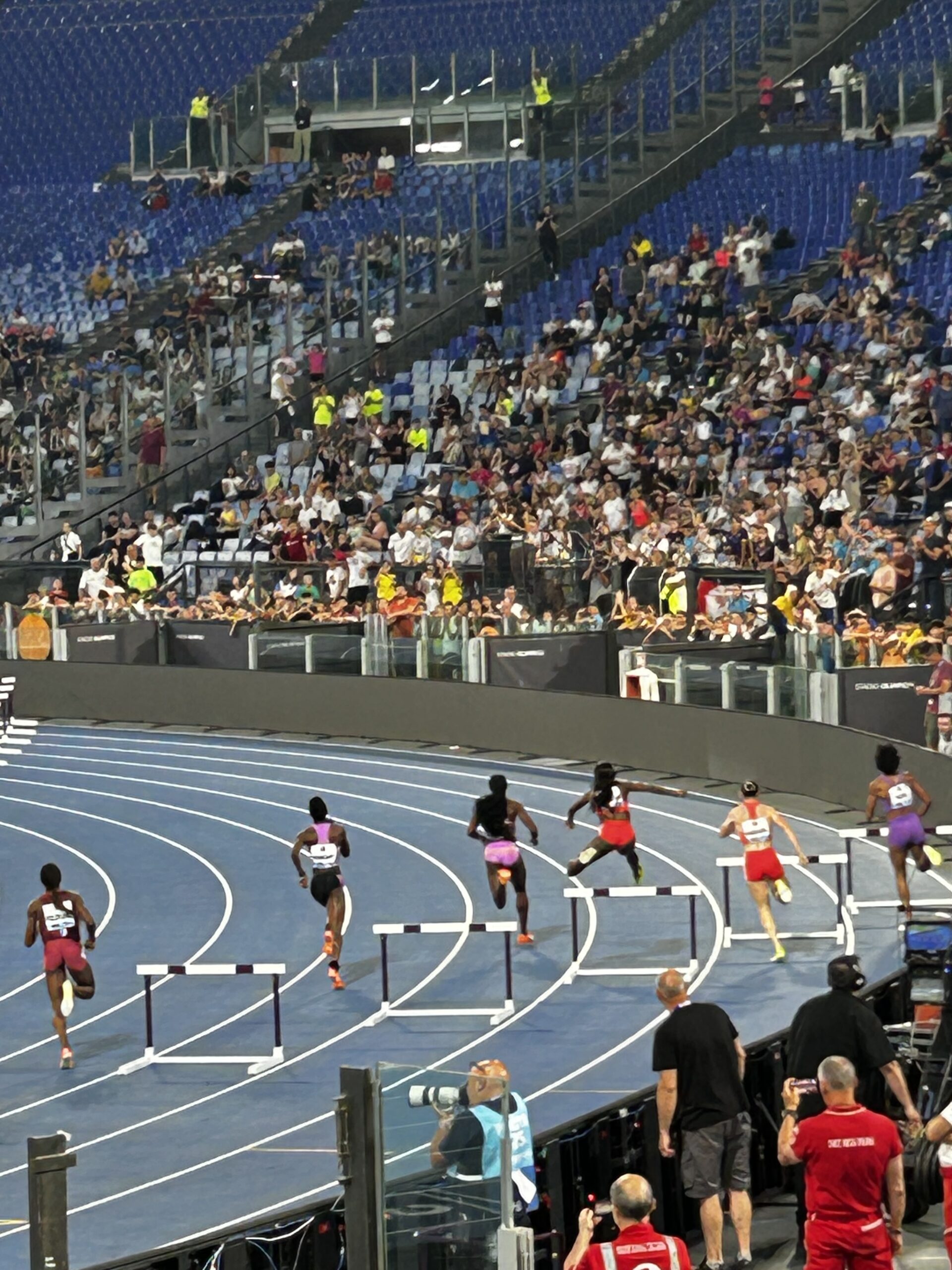 Atleti durante una gara a ostacoli agli Europei di atletica